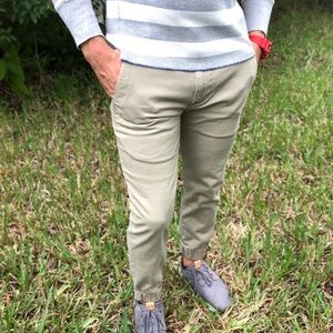 Levi’s Elastic cuffed khakis Size 31 Waist